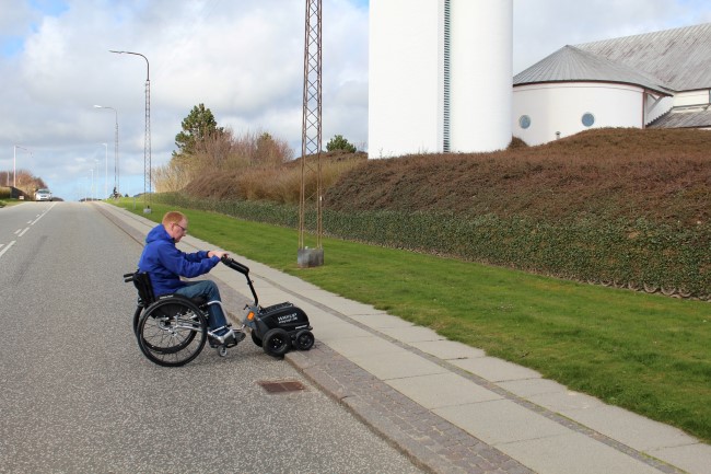 Sort Swiss-trac hjælpemotor til kørestol 