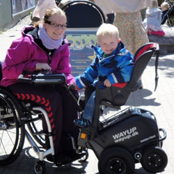 Barnestol monteret på hjælpemotor til kørestol fra Wayup