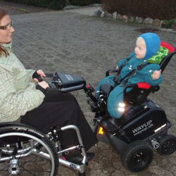 Hjælpemotor til kørestol med barnestol