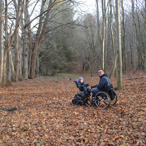 Hjælpemotor til kørestol i skovområde