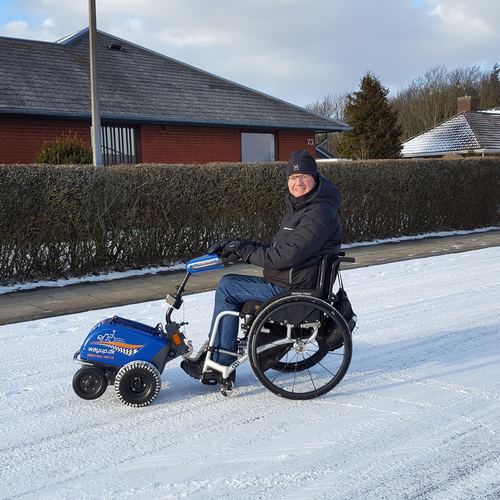 Hjælpemotor til kørestol i sne 