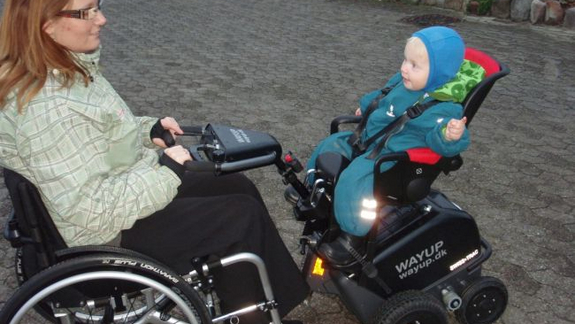 Hjælpemotor til kørestol med barnestol