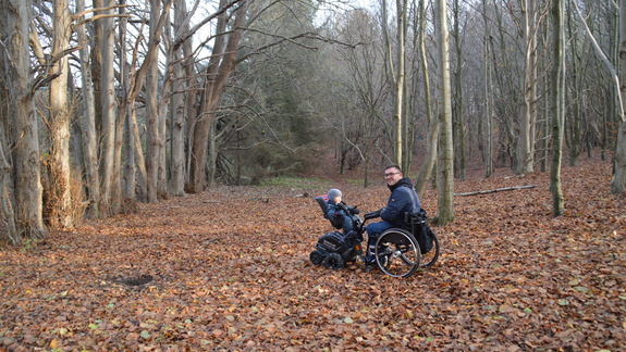 Hjælpemotor til kørestol på skovbund
