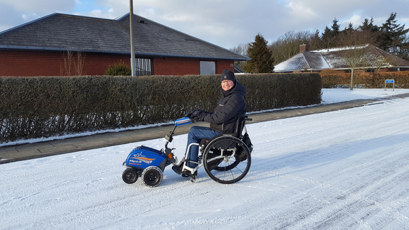Hjælpemotor til kørestol i sne