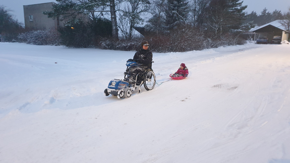 Hjælpemotor til kørestol der kan køre i sne